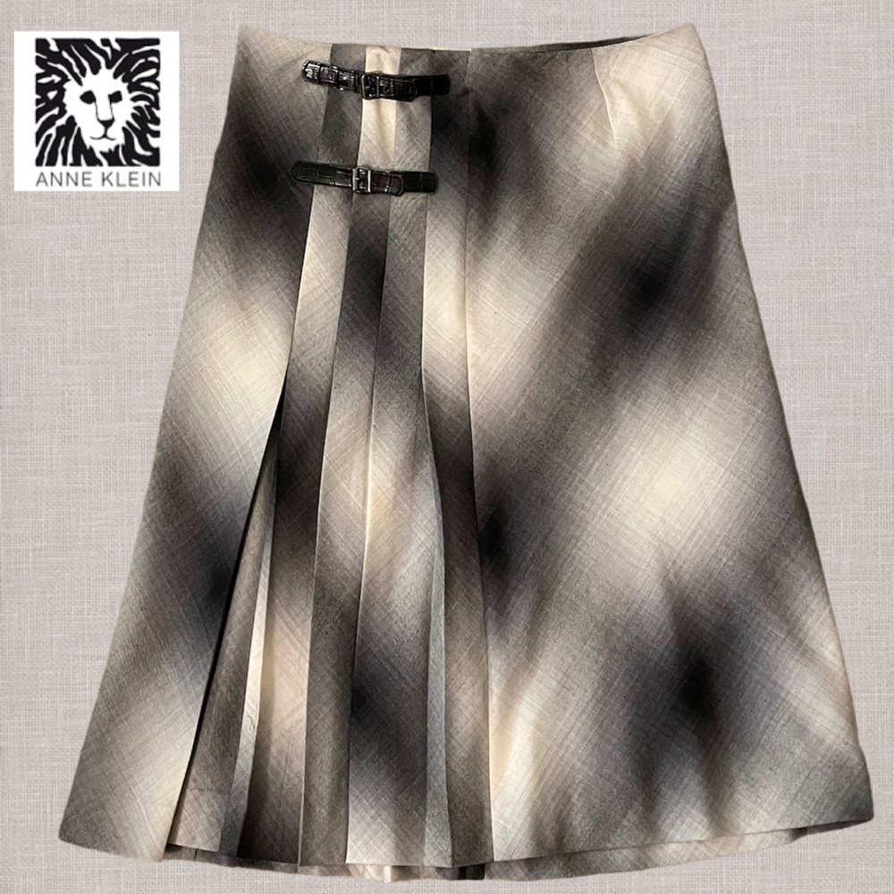 Anne Klein A-LINE SKIRT Sz 12
Two buckles accent 
Black-white-gray 
Larg…
